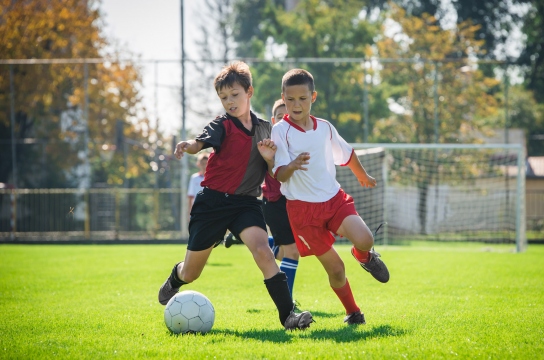 Escolinha de futebol e esportes de quadra para crianças